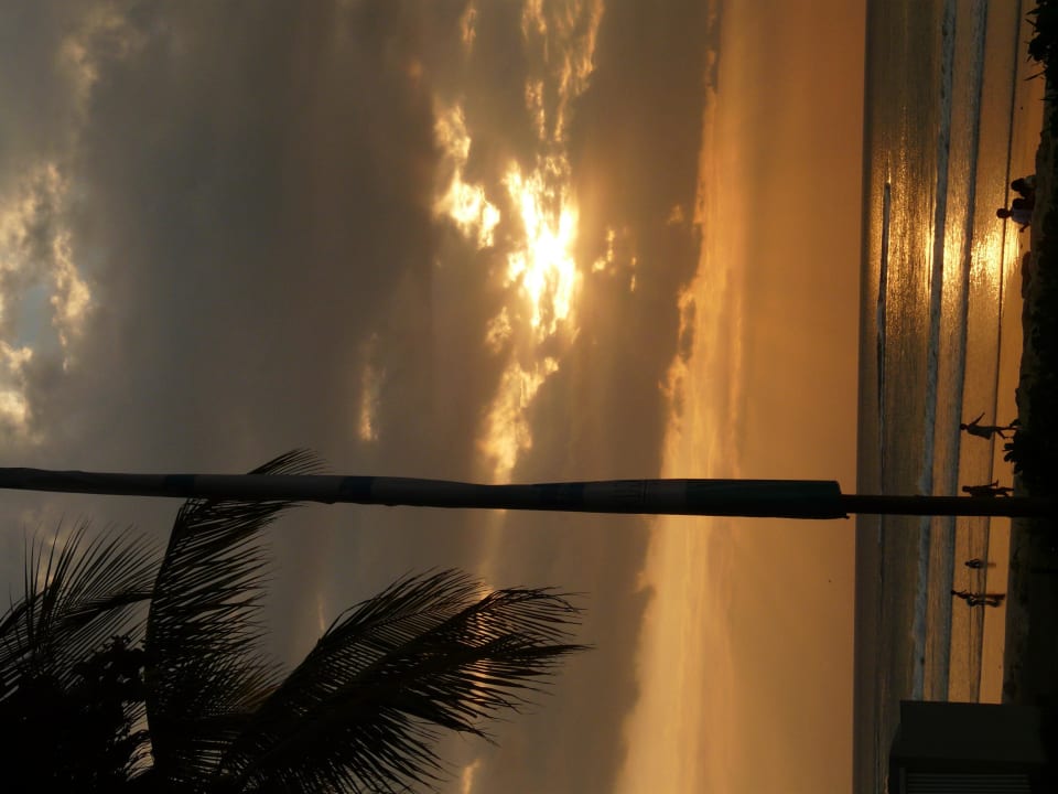 Sonnenuntergang vom Strandrestaurant Bali Garden Beach Resort
