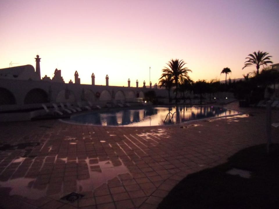 Pool bei Sonnenuntergang Sunprime Atlantic View