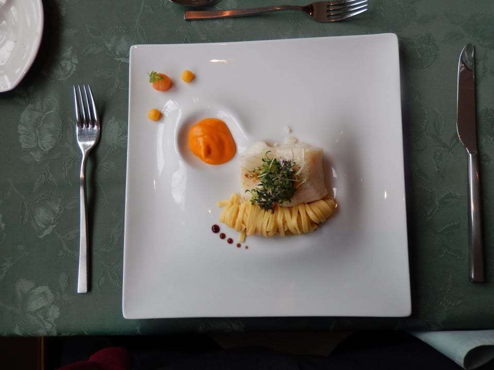 In Vanillenage konfiertes Heilbuttsteak auf Karott Hotel Jennys Schlössl