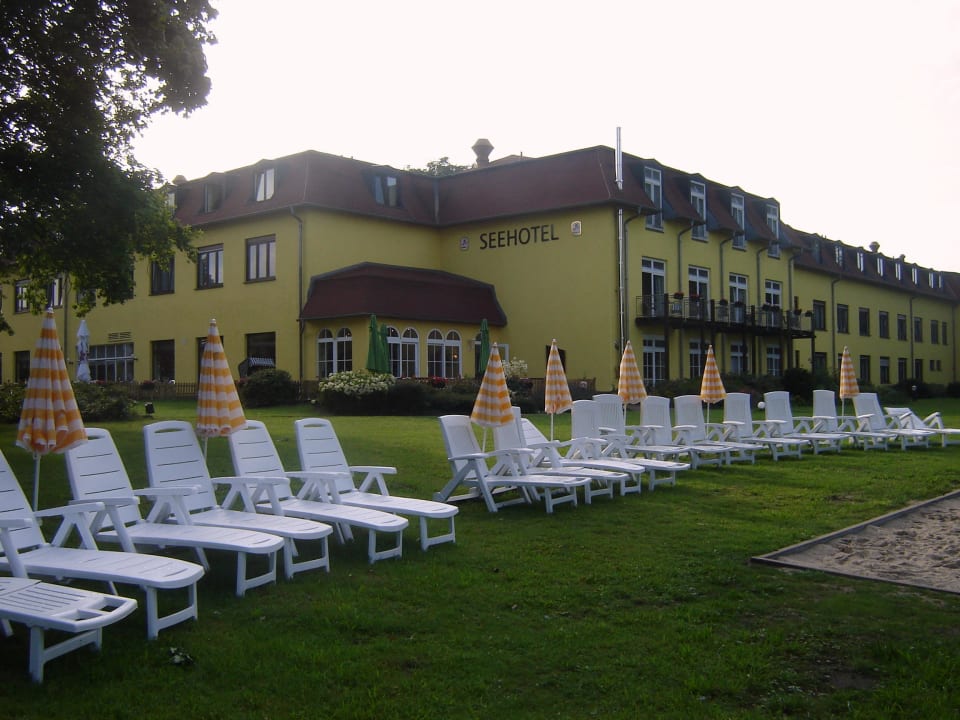 Hotel mit Liegen und Sonnenschirmen Seehotel Brandenburg a.d. Havel