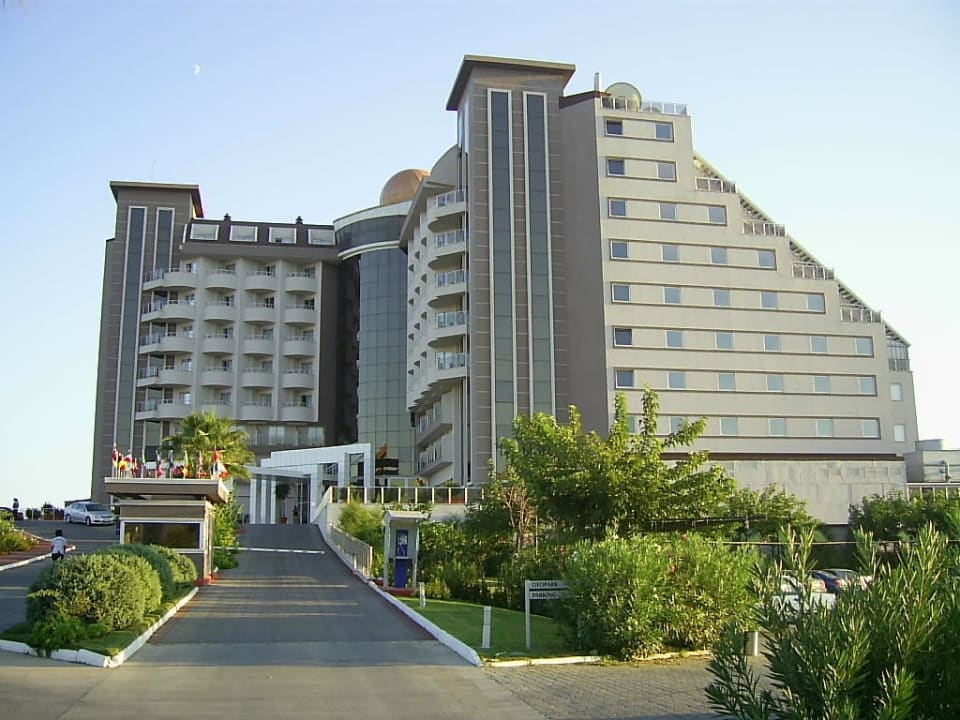 Von der Zufahrt aus gesehen Saturn Palace Resort Hotel