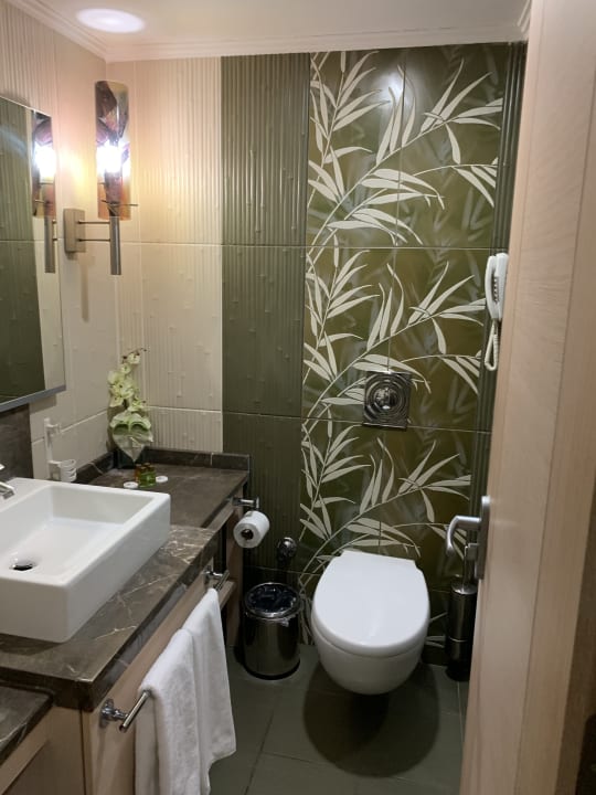 Zimmer Ambassador Plaza Hotel