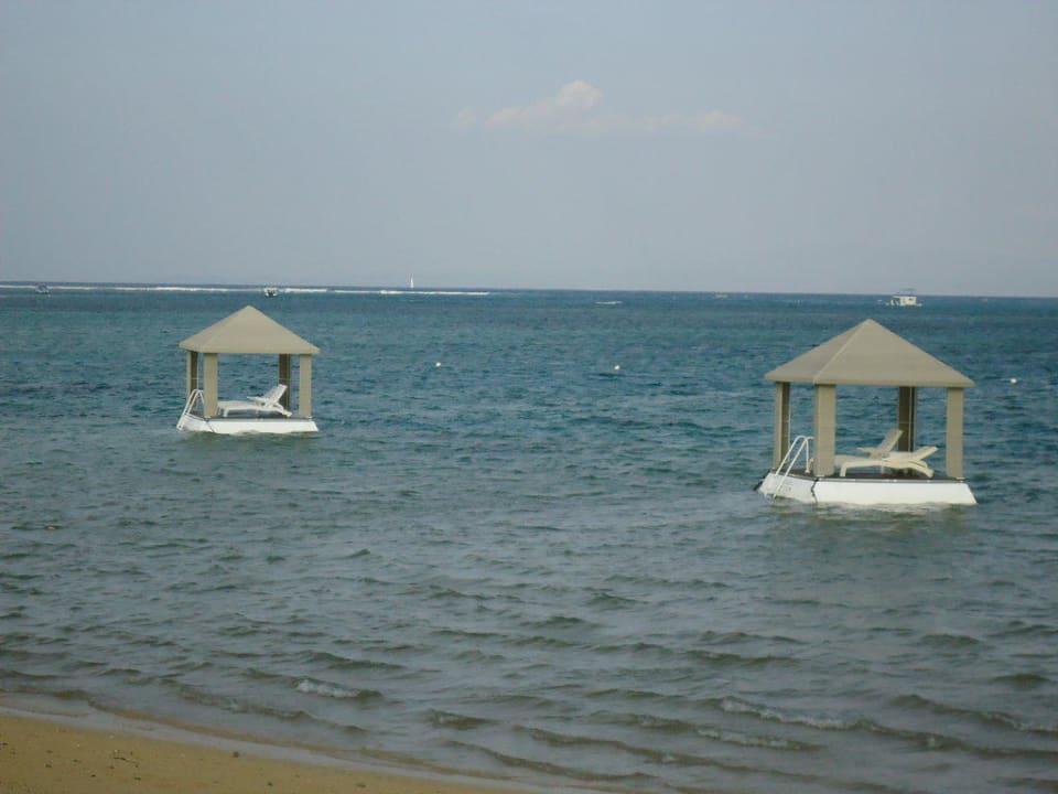 4 Liegen im Wasser Puri Santrian