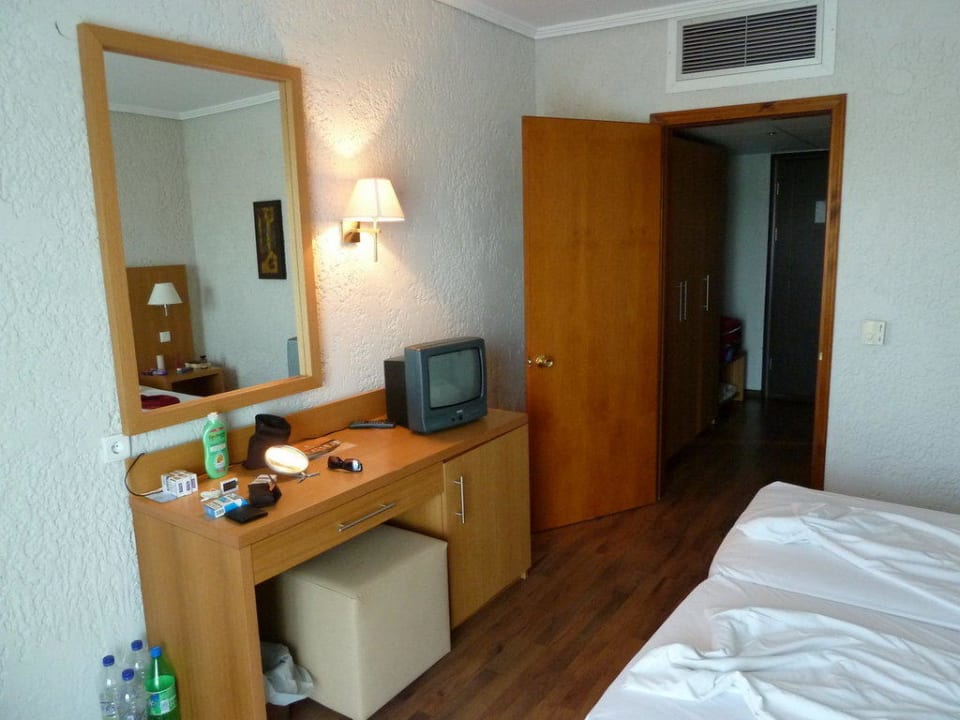 Kommode mit Kühlschrank alltoura Club Hotel Poseidon Palace