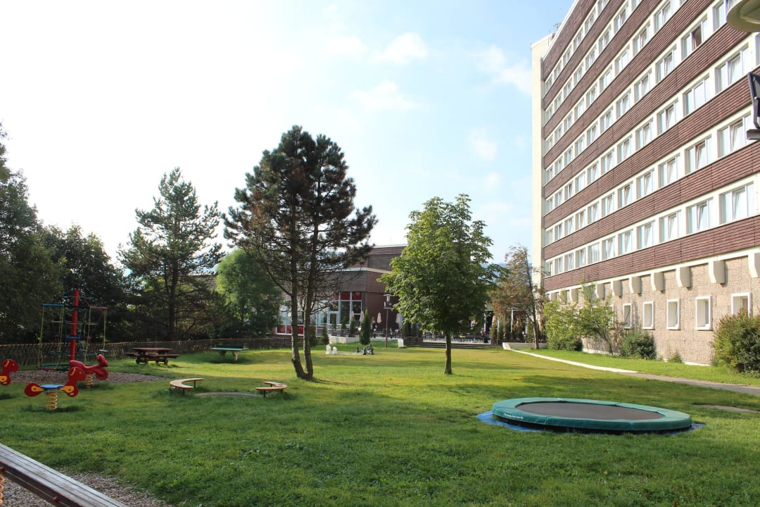 Spielplatz mit Trampolin AHORN Hotel Am Fichtelberg
