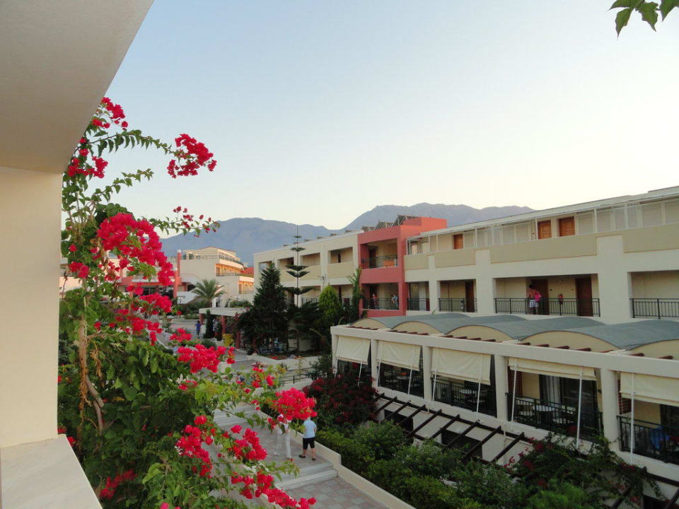 Hinterland Hydramis Palace Beach Resort