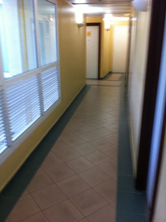 Weg zum Fahrstuhl Novus Plaza Hodelpa