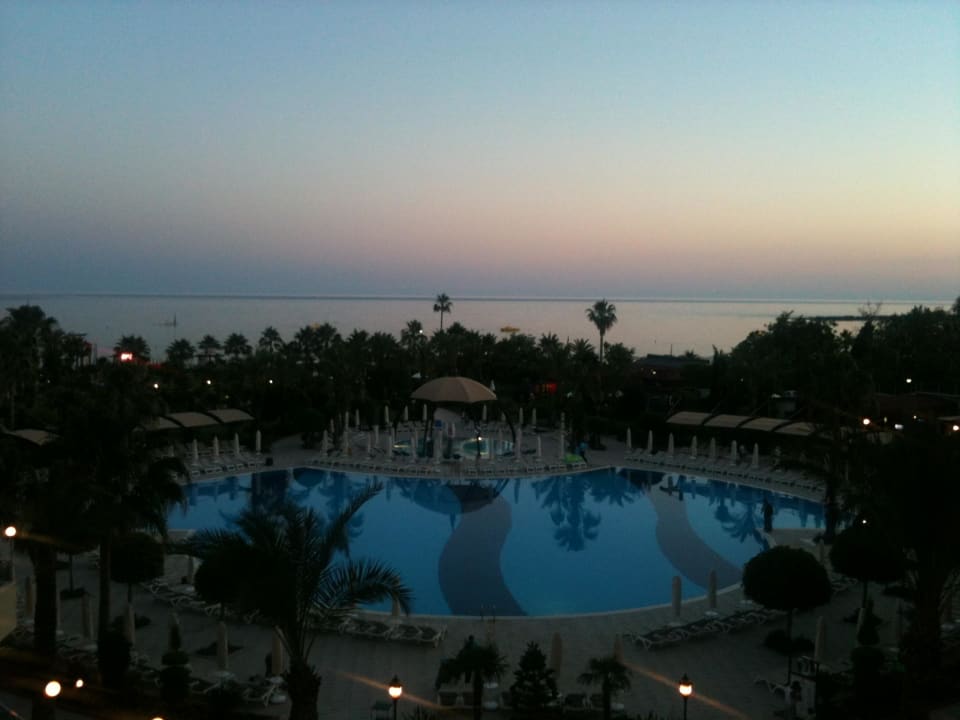 Hotelpool bei Nacht Saphir Resort & Spa