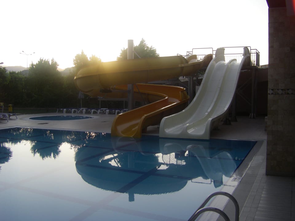 Kleiner Pool mit beiden Rutschen Telatiye Resort