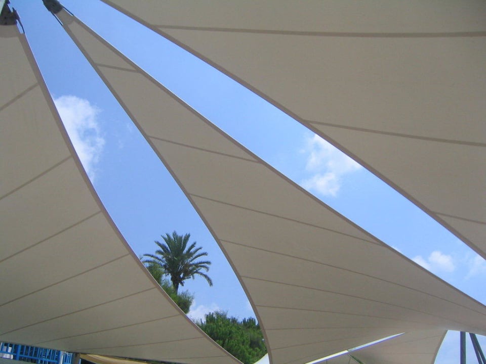 Unter den Dächern der Beachbar PALOMA Perissia