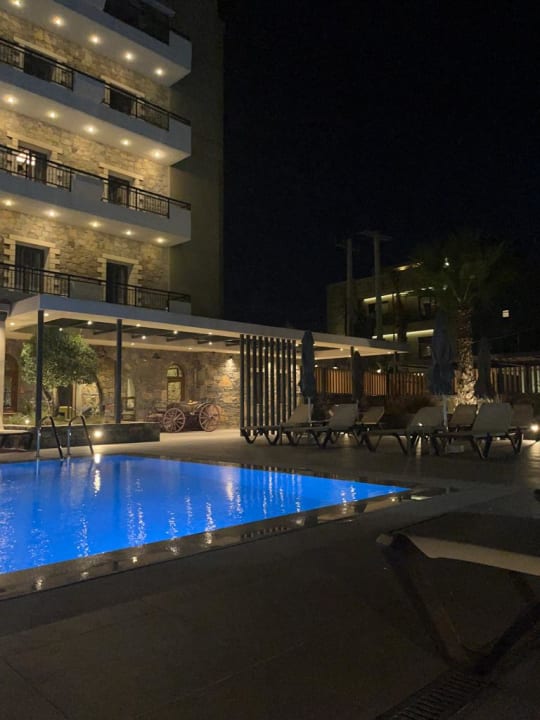 Außenansicht Petousis Hotel & Suites