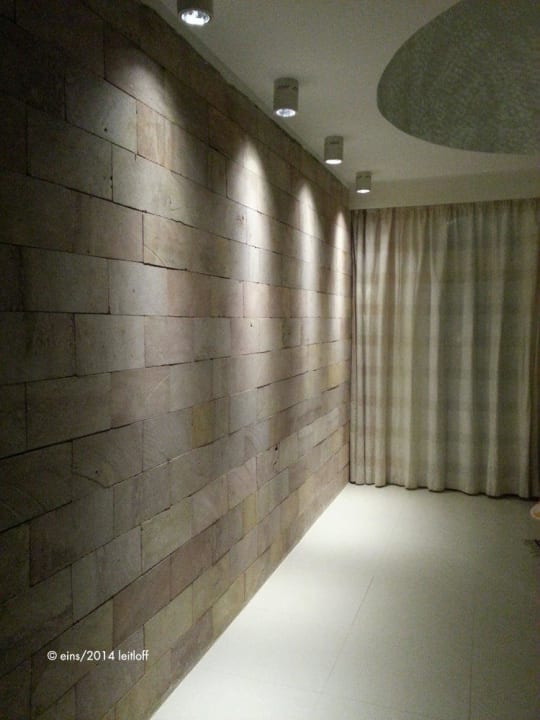 Flur mit Natursteinwand Fort Arabesque Resort, Spa & Villas