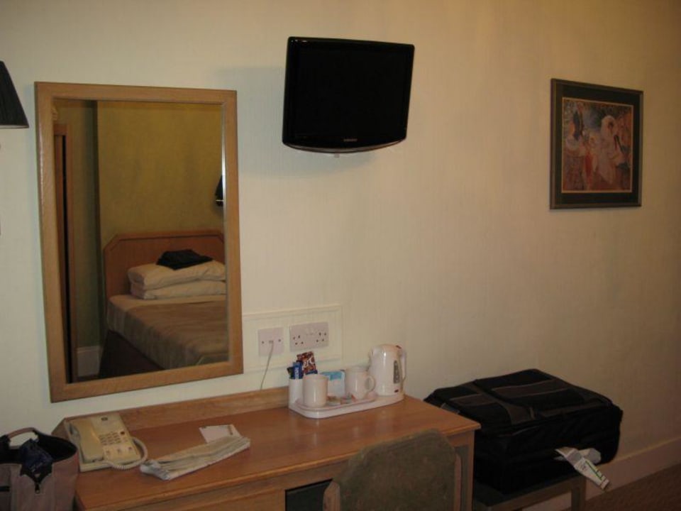 Schreibtisch & TV im Twin Room Phoenix Hotel