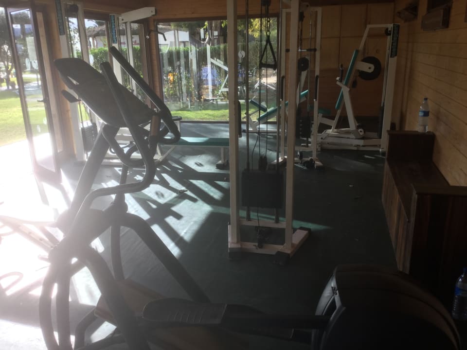 Alter und maroder Fitnessbereich Sentido Phenicia