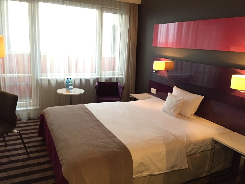 Doppelbett und Fenster Park Inn by Radisson Katowice