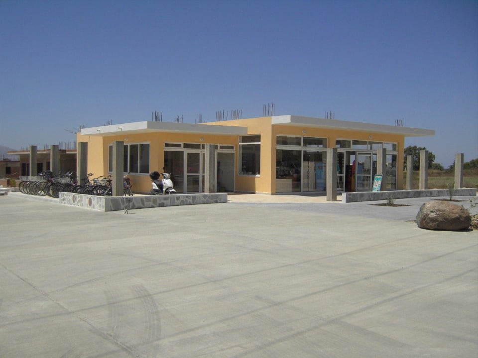 Supermarkt und Auto-/Fahrradverleih Hotel Kouros Palace