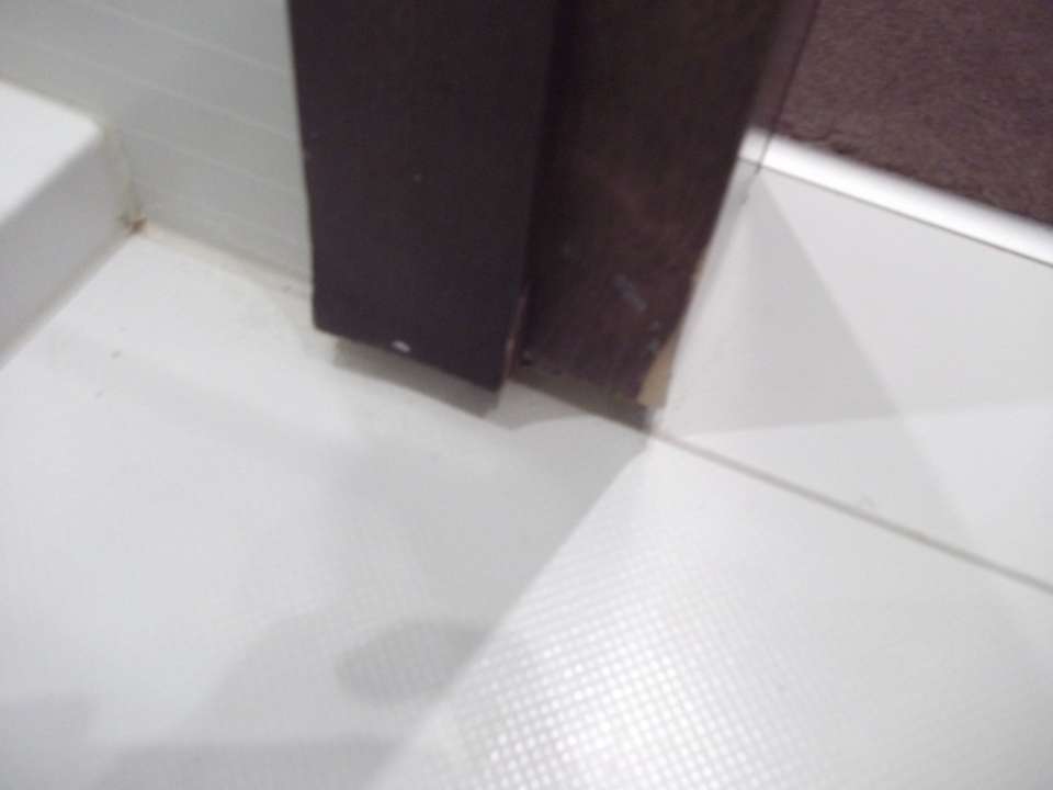 Odpadająca futryna w łazience... Holiday Inn Bydgoszcz