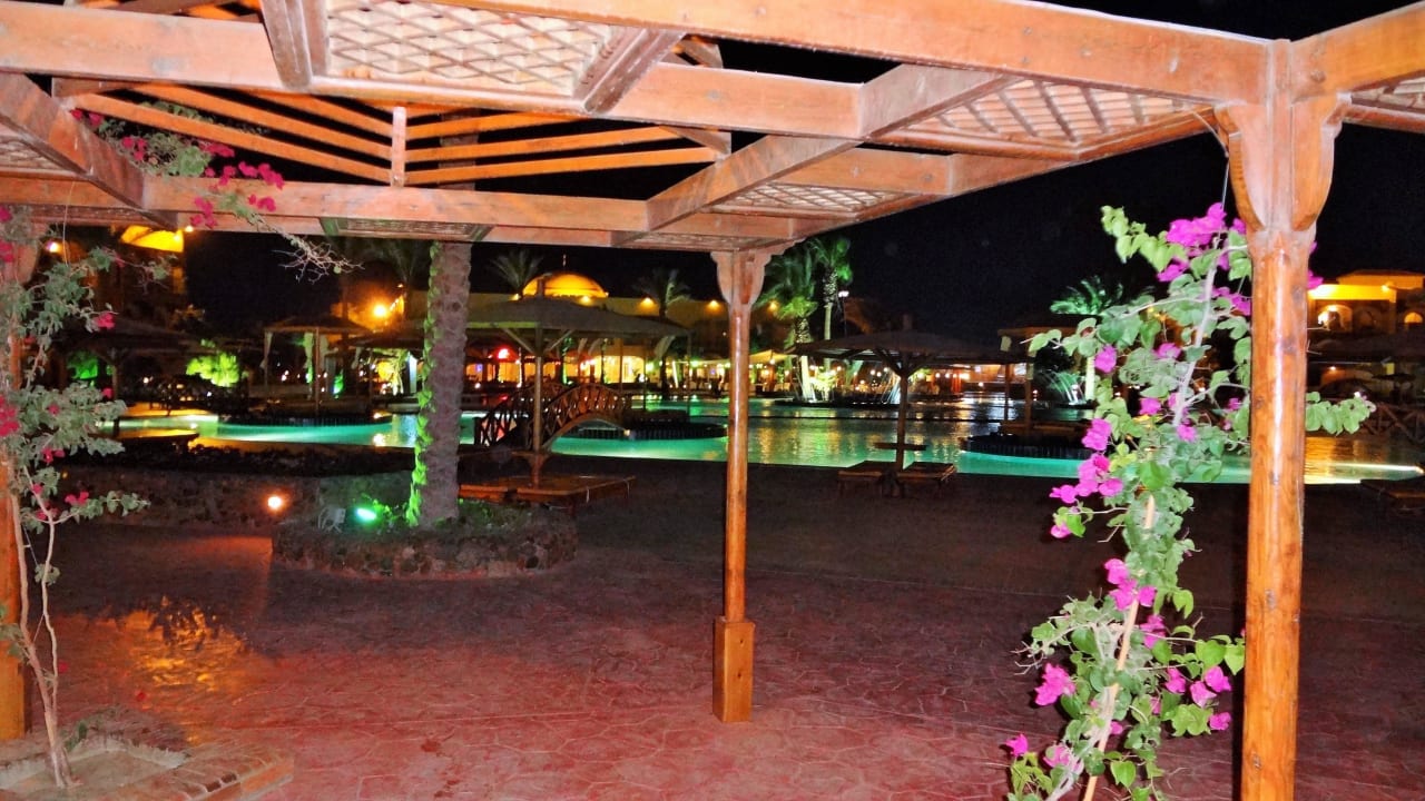 Вид на бассейн Desert Rose