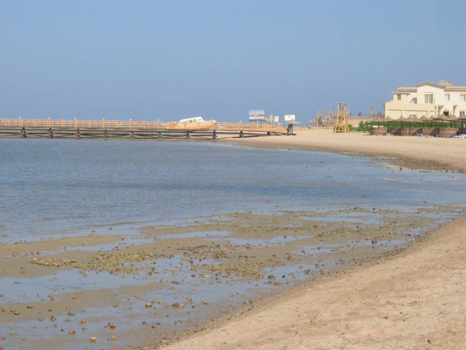 Strand mit Bootssteg im Hintergrund Cleopatra Luxury Resort Makadi Bay