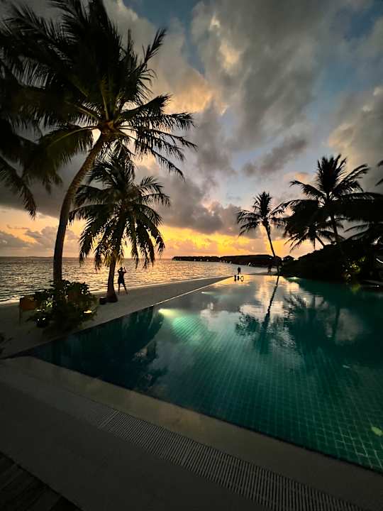 Pool Vilamendhoo Island Resort & Spa