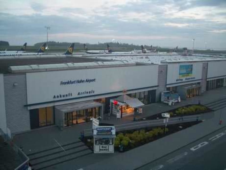 Вид из окна. B&B Hotel Frankfurt-Hahn Airport