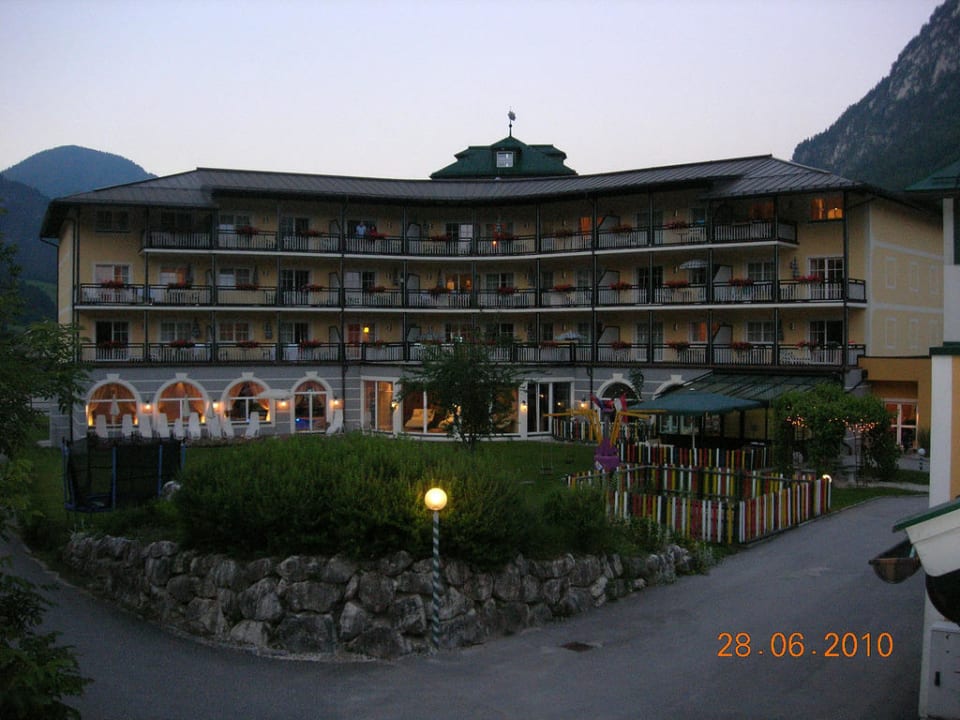 Teil der Hotelanlage abends POST Family Resort