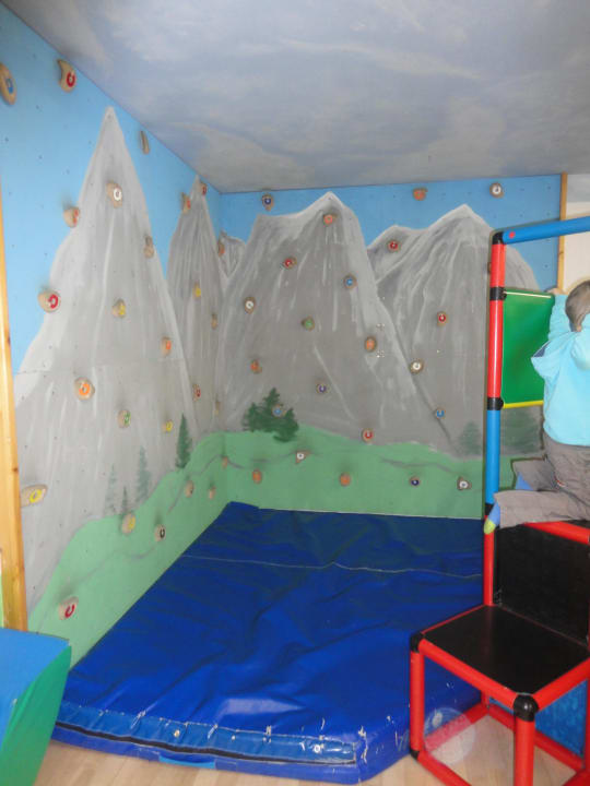 Kletterwand im Spielzimmer Kinderhotel Felben