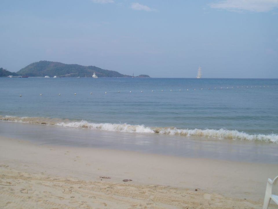 öffentlicher Strand direkt vorm Hotel Impiana Resort Patong