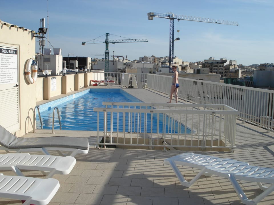 Basen na dachu The Diplomat Hotel