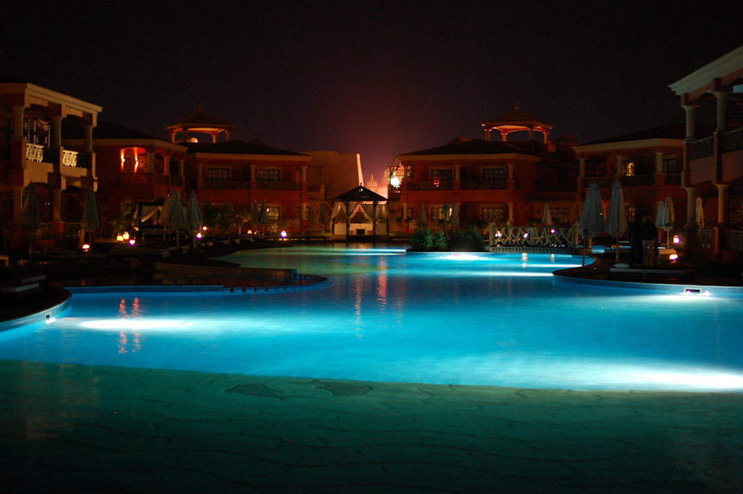 Ночной вид на бассейн Pickalbatros Alf Leila Wa Leila Resort - Neverland Hurghada