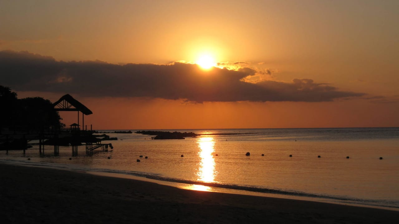 Sonnenuntergang am Strand Maritim Resort & Spa Mauritius