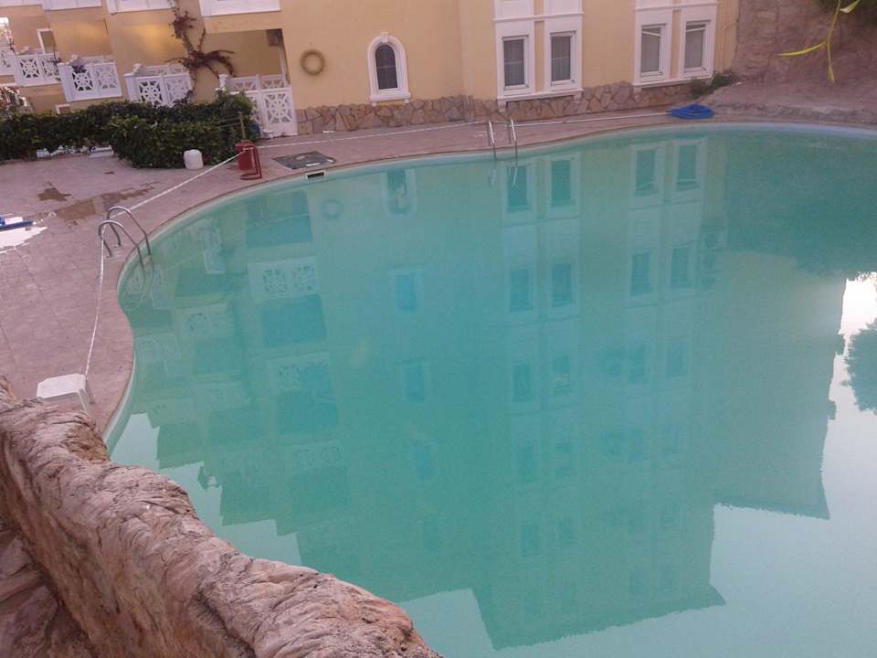 Nieczynny basen Larina Resort Spa & Hotel