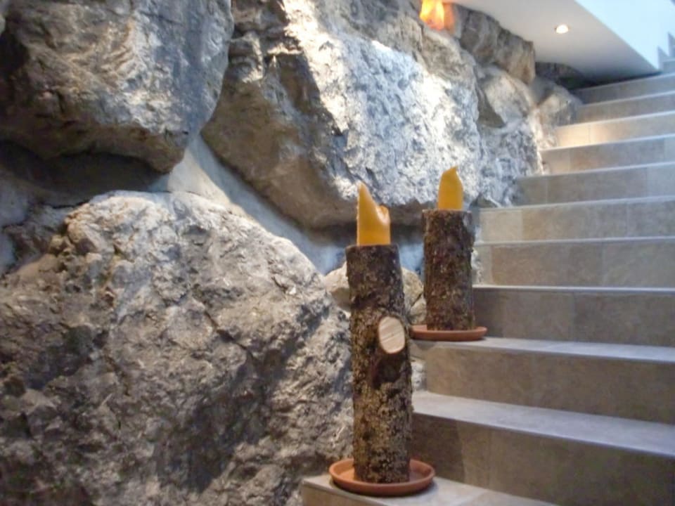 Treppe runter zur Sauna vom oberen Ruhebereich Wellnessresort Vier Jahreszeiten