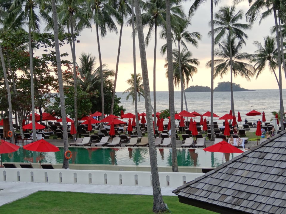 Schöne Gartenanlage mit großem Pool Dinso Resort & Villas Ko Chang, Vignette Collection by IHG