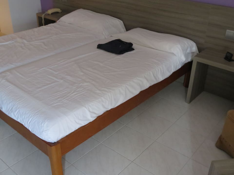 Bettengestell noch alt, Beistelltische neu Mar Azul PurEstil Hotel & Spa