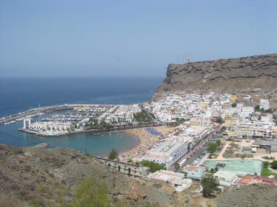 Puerto de Mogan, Blick von Küstenstrasse Apartamentos LIVVO Puerto de Mogán