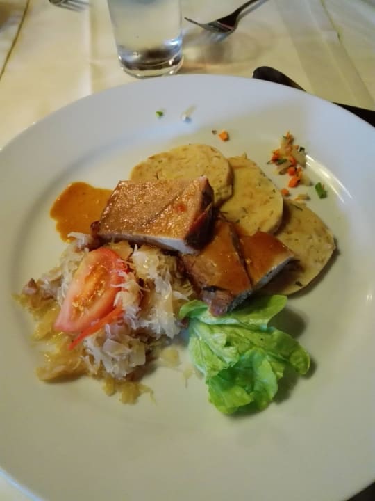 “Hauptgang“-“Schweinebraten mit Serviettenknödel“ Berghotel Holzer