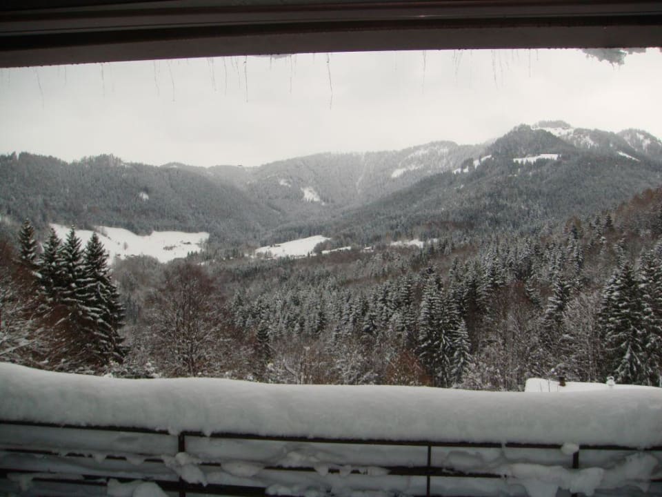 Ausblick vom Balkon im Winter Kempinski Hotel Berchtesgaden