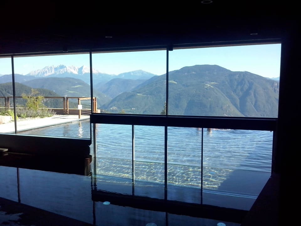 Blick auf den Infinitypool Hotel Belvedere