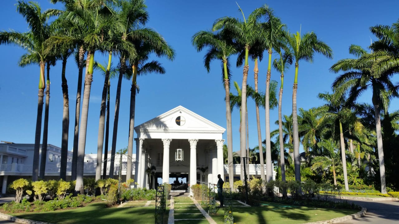 Hauptgebäude  Half Moon