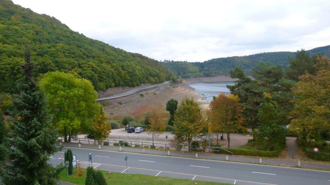 Blick vom Zimmer bis zur Sperrmauer Seehotel Andree & Gästehaus Seehof