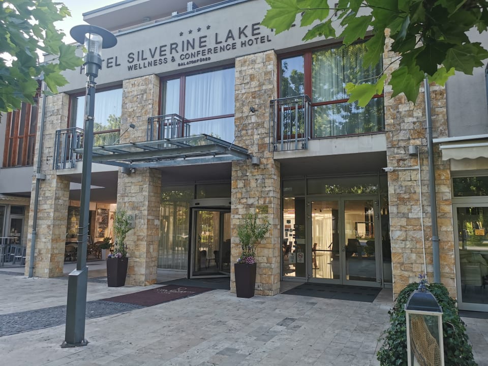 Außenansicht Hotel Golden Lake Resort