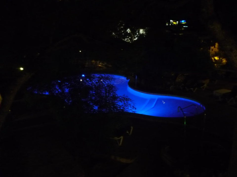 Der Pool bei Nacht Aparthotel Houm Plaza Son Rigo