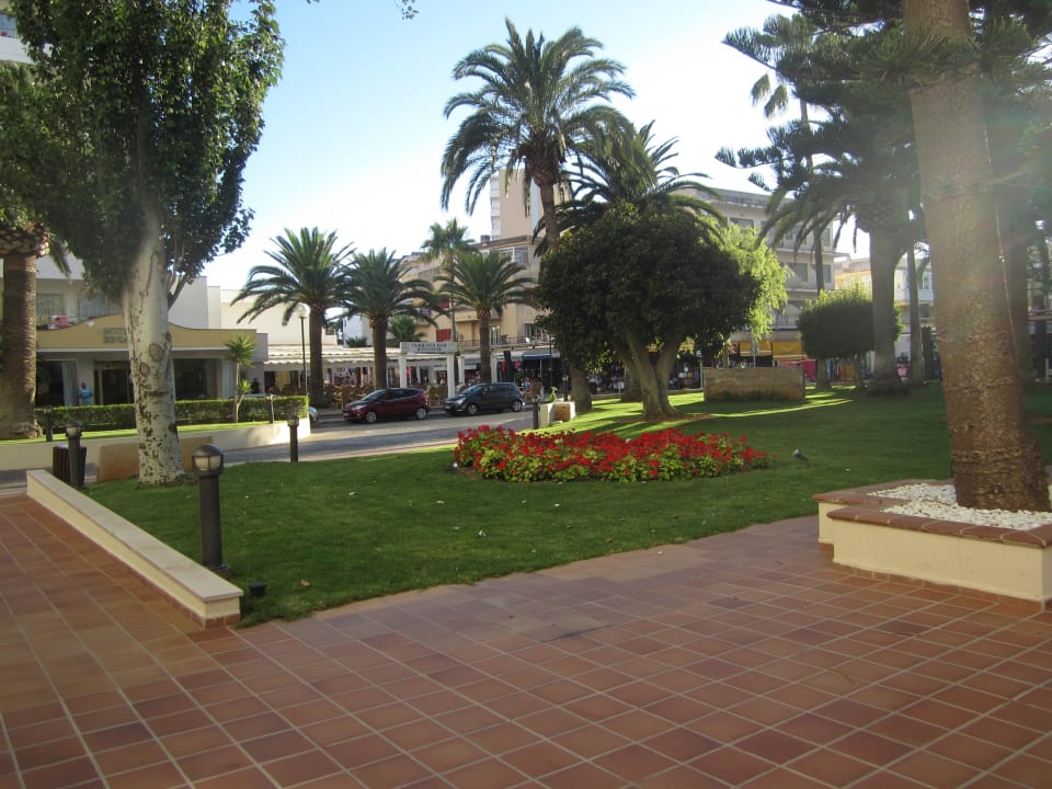 Vor dem Hotel CM Playa del Moro