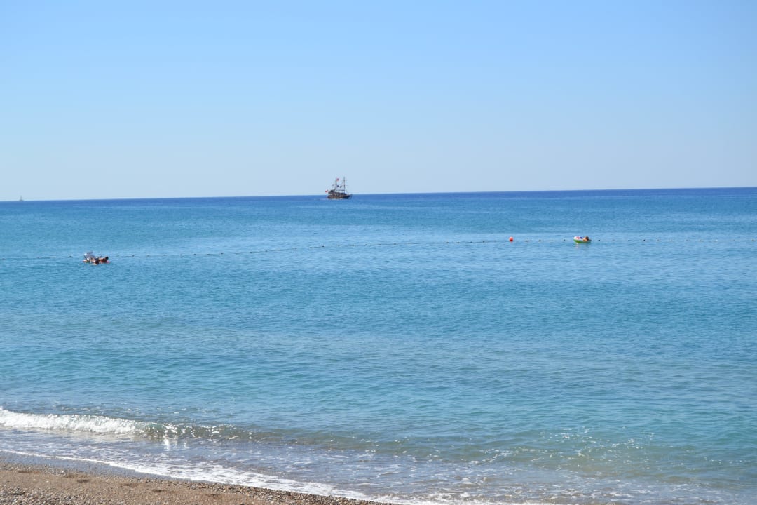 Der Hotelstrand mit Blick aufs Meer Ali Bey Club