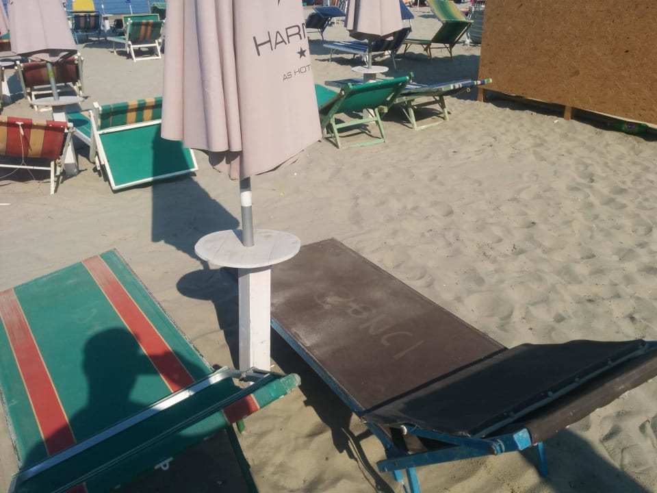 Lehátka vedle WC s neskutečným zápachem Hotel AS