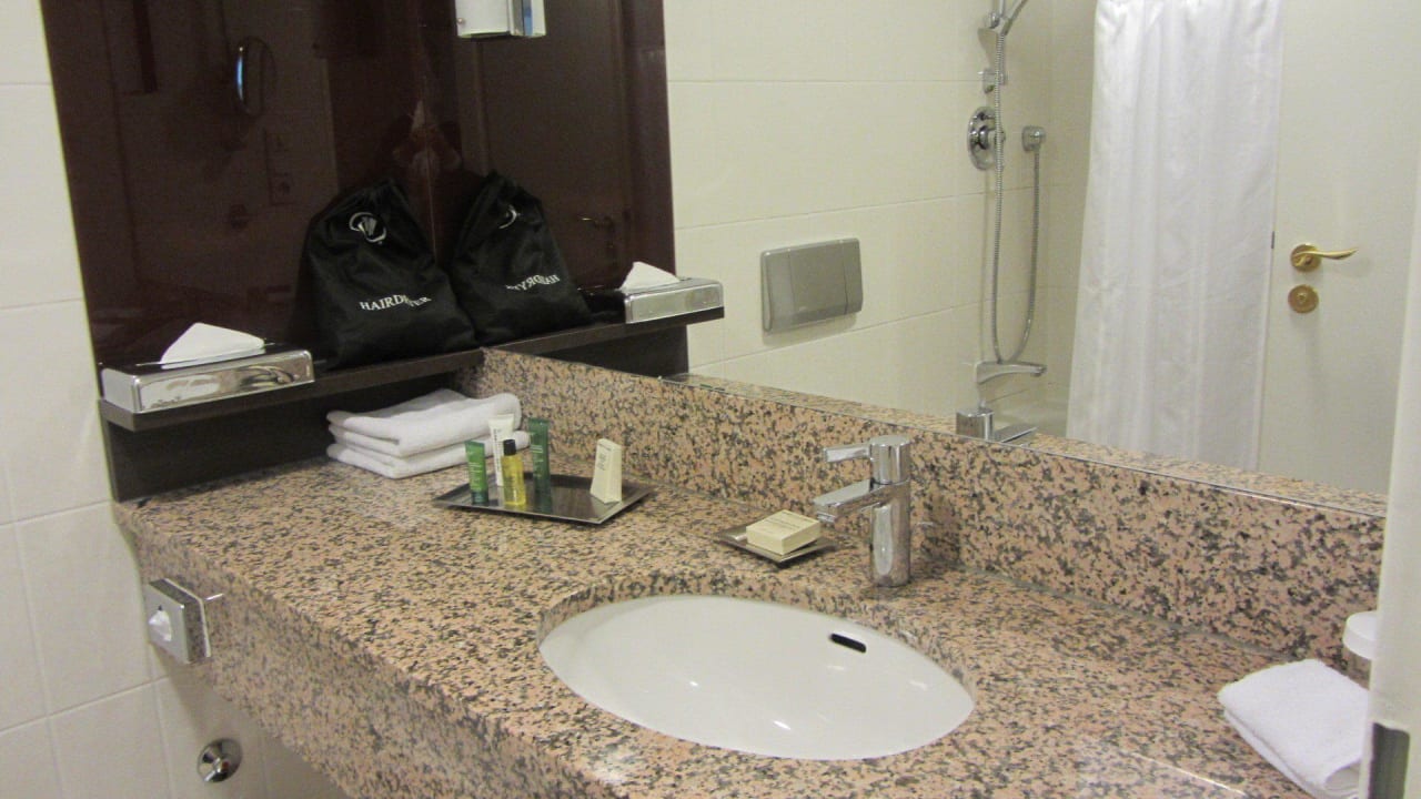 Wanne mit Vorhang  Hilton Mainz