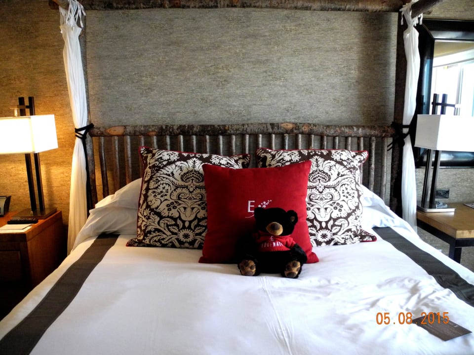 Bett mit Bär The Edgewater-A Noble House Hotel