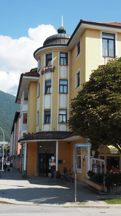 Außenansicht Hotel Vier Jahreszeiten