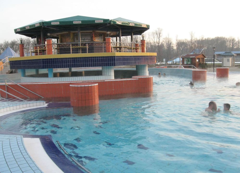 Öffentliche Therme mit Verbindungsgang Park Inn by Radisson Sárvár  Resort & Spa